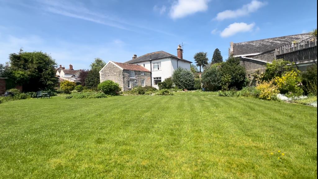 Lot: 98 - DETACHED CHARACTER PROPERTY FOR UPDATING WITH LARGE GARDEN & DEVELOPMENT POTENTIAL - General view of the rear of Chatham House and rear garden